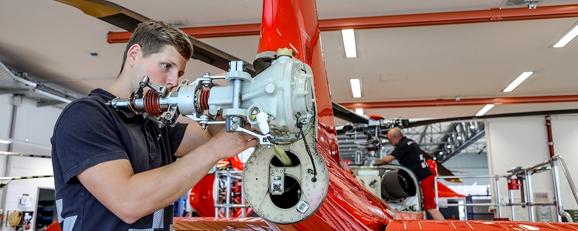 Luftfahrzeugmechanikerin / Luftfahrzeugmechaniker Helikopter 80-100%, 1. Bild